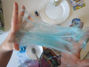 modrý sliz, astra slime lepidlo, lepidlo slime astra, aktivator slime astra, aktivator a lepidlo ako vyrobit sliz, netoxicky sliz, sliz bez boraxu
