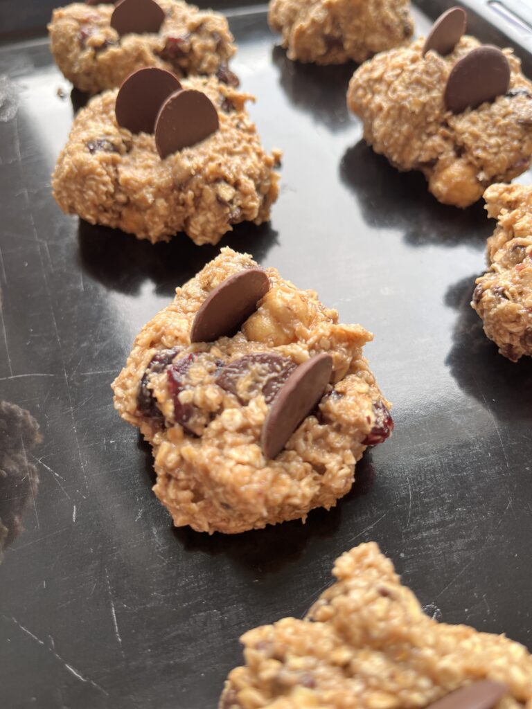 čokoládové cookies z ovsennych vločiek, cookies s čokoládovými kúskami, cookies s lieskovými orechami