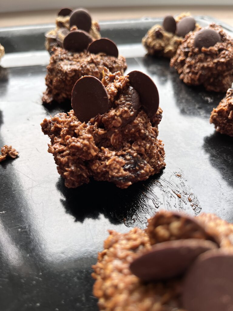 čokoládové cookies z ovsennych vločiek, cookies s čokoládovými kúskami, cookies s lieskovými orechami