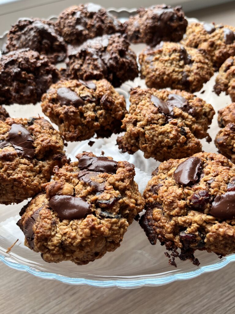 čokoládové cookies z ovsennych vločiek, cookies s čokoládovými kúskami, cookies s lieskovými orechami